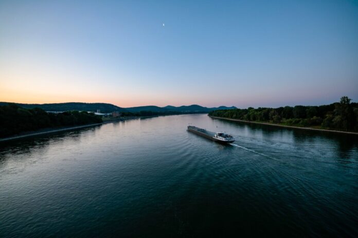 Im Rhein ist eine Leiche gefunden worden. (Symbolbild)
