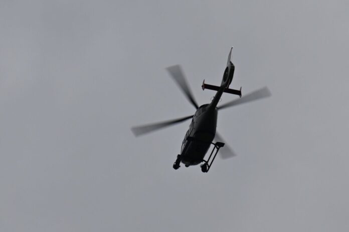 Ein Helikopter brachte die 28-Jährige schwer verletzt ins Krankenhaus. (Symbolbild)