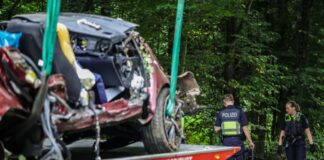 Zwei 19-jährige Männer sowie zwei 14 und 16 Jahre alte Mädchen sind bei einem Autounfall in Kürten gestorben. Am Steuer saß ein 16-Jähriger. Er überlebte. Der Wagen gehört seinen Eltern.
