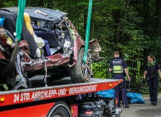 Zwei 19-jährige Männer sowie zwei 14 und 16 Jahre alte Mädchen sind bei einem Autounfall in Kürten gestorben. Am Steuer saß ein 16-Jähriger. Er überlebte. Der Wagen gehört seinen Eltern.
