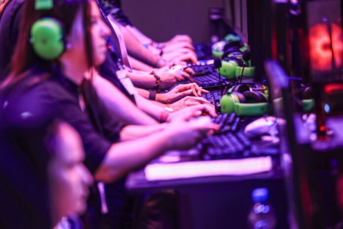 Computerspielerinnen bei der Gamescom Auch dieses Jahr wird bei der Gamescom wieder großer Andrang an den Gaming-Computern erwartet. (Archivbild)