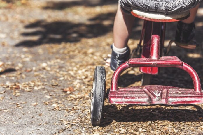 Ein Kind fährt mit einem Dreirad. Foto: pixabay