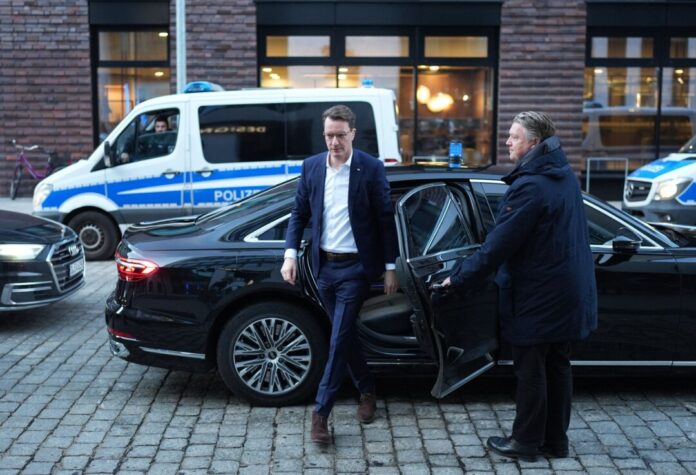 Klimaschädliche Dienstwagen: wieder rote Karte für NRW Nordrhein-Westfalens Ministerpräsident Hendrik Wüst wird im Dienstwagen-Klima-Check von meisten Amtskollegen überholt. (Archivbild)