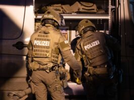 Schwer bewaffnete Einsatzkräfte stehen bereit – in Langenfeld musste das SEK eingreifen. (Symbolbild)