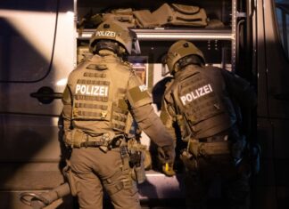 Schwer bewaffnete Einsatzkräfte stehen bereit – in Langenfeld musste das SEK eingreifen. (Symbolbild)