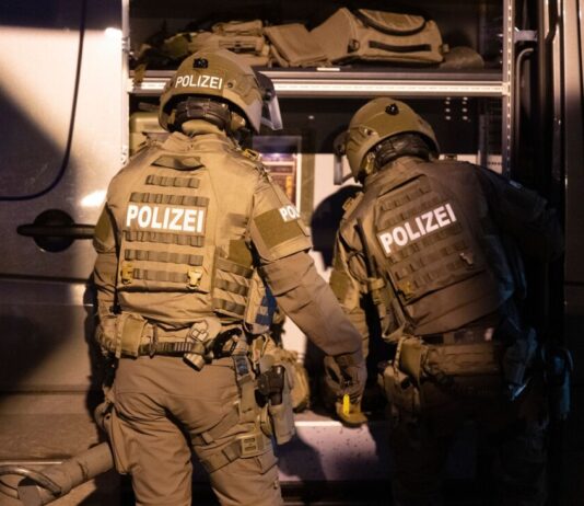 Schwer bewaffnete Einsatzkräfte stehen bereit – in Langenfeld musste das SEK eingreifen. (Symbolbild)
