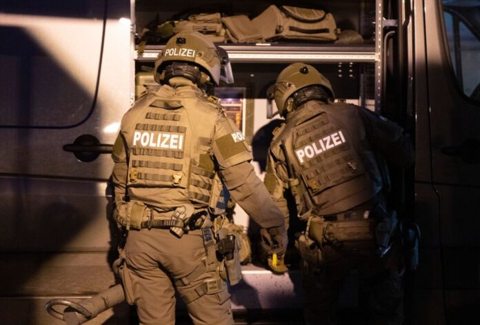 Schwer bewaffnete Einsatzkräfte stehen bereit – in Langenfeld musste das SEK eingreifen. (Symbolbild)