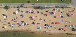 In Nordrhein-Westfalen bleibt es bei warmem Sommerwetter und zieht die Menschen an Badeseen und in Schwimmbäder. (Symbolbild)