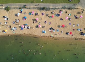 In Nordrhein-Westfalen bleibt es bei warmem Sommerwetter und zieht die Menschen an Badeseen und in Schwimmbäder. (Symbolbild)