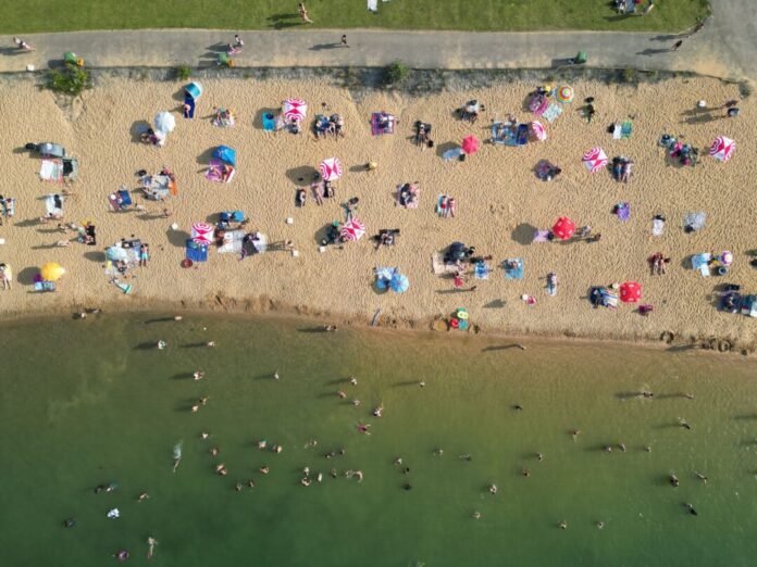 In Nordrhein-Westfalen bleibt es bei warmem Sommerwetter und zieht die Menschen an Badeseen und in Schwimmbäder. (Symbolbild)