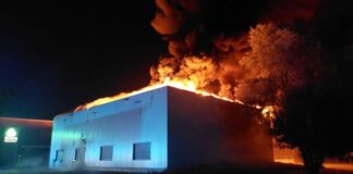 Im Industriegebiet Bocholt-Schlavenhorst brennt nach Angaben der Polizei eine Lagerhalle. 