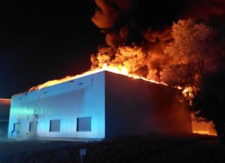 Im Industriegebiet Bocholt-Schlavenhorst brennt nach Angaben der Polizei eine Lagerhalle. 
