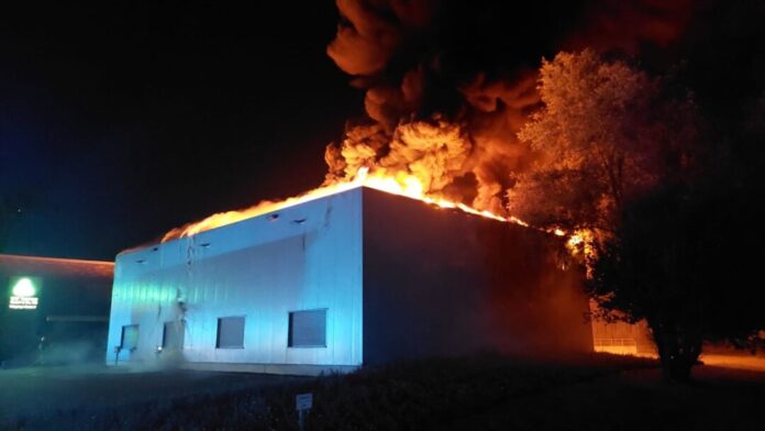Im Industriegebiet Bocholt-Schlavenhorst brennt nach Angaben der Polizei eine Lagerhalle. 
