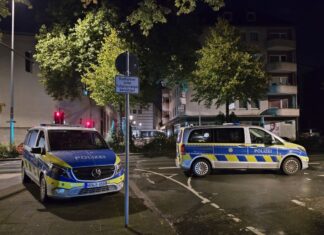 Bei einem Streit in Solingen soll ein Mann mit einer Schreckschusswaffe auf einen anderen geschossen und ihn leicht verletzt haben.
