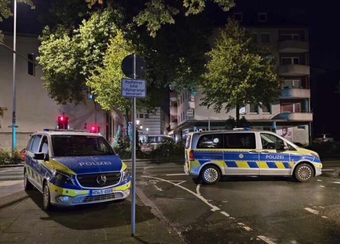 Polizeieinsatz wegen Schreckschusswaffe in Solingen Bei einem Streit in Solingen soll ein Mann mit einer Schreckschusswaffe auf einen anderen geschossen und ihn leicht verletzt haben.