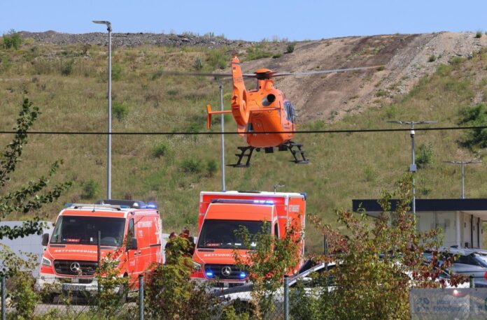 Der Mann wurde per Rettungshubschrauber in ein Krankenhaus gebracht.