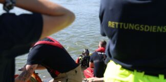 In Köln läuft die Suche nach einer vermissten Person im Rhein in Köln. 