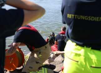 In Köln läuft die Suche nach einer vermissten Person im Rhein in Köln. 