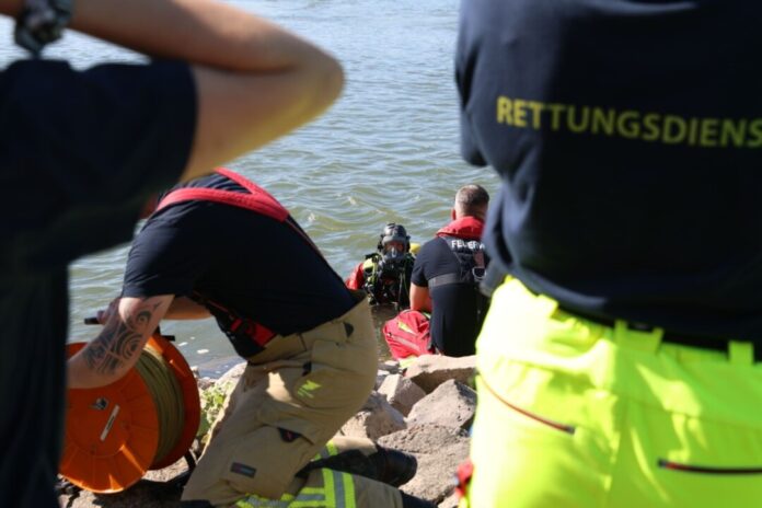 In Köln läuft die Suche nach einer vermissten Person im Rhein in Köln. 