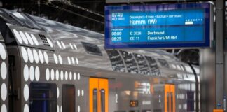 Ein Mann klettert in Köln aus Leichtsinn auf einen Zug und wird schwer verletzt. (Archivbild)