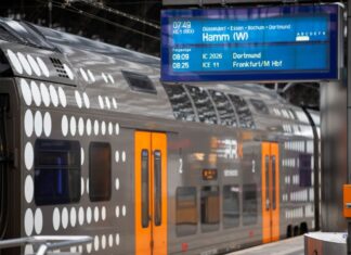 Ein Mann klettert in Köln aus Leichtsinn auf einen Zug und wird schwer verletzt. (Archivbild)