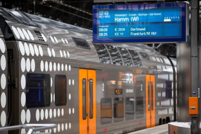 Ein Mann klettert in Köln aus Leichtsinn auf einen Zug und wird schwer verletzt. (Archivbild)