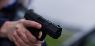 Ein Polizist hält eine Pistole vom Typ Walther P99 in den Händen (Archivfoto)