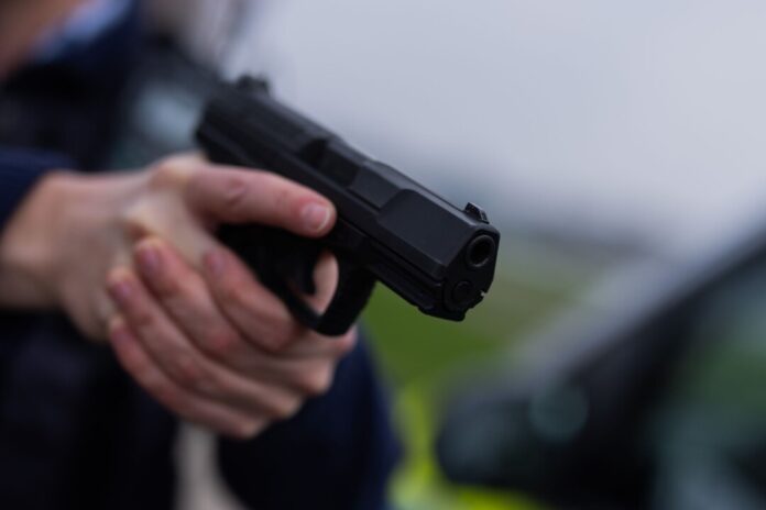 Polizei testet Übungsmunition Ein Polizist hält eine Pistole vom Typ Walther P99 in den Händen (Archivfoto)