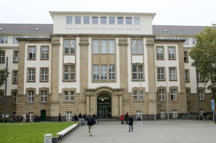 Amts- und Landgericht Duisburg Die Ermittler sind davon überzeugt, dass sich die beiden Männer kannten. (Archivbild)