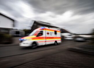 Ein Ladendieb kam mit Rettungswagen ins Krankenhaus. (Symbolbild)