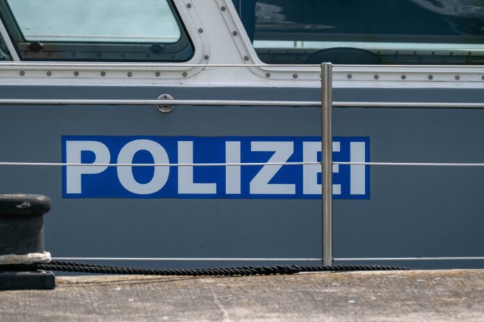 Ein Schiffs-Steuermann ist in eine Luke gestürzt und gestorben. (Archivbild)