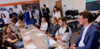 Nordrhein-Westfalens Ministerpräsident Hendrik Wüst informierte sich über Schülerförderung an einem sozialen Brennpunkt.
