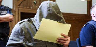 Abu Walaa, früherer IS-Statthalter in Deutschland, sitzt im Gerichtssaal am Verwaltungsgericht in Düsseldorf. (Archivbild)