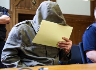 Abu Walaa, früherer IS-Statthalter in Deutschland, sitzt im Gerichtssaal am Verwaltungsgericht in Düsseldorf. (Archivbild)