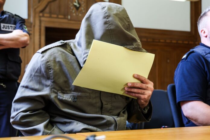 Abu Walaa, früherer IS-Statthalter in Deutschland, sitzt im Gerichtssaal am Verwaltungsgericht in Düsseldorf. (Archivbild)