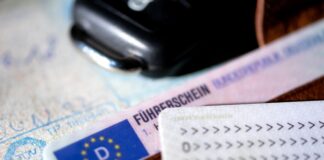 Weißes Pulver auf der Plastikkarte hat einem Autofahrer viel Ärger eingebrockt. (Symbolfoto) 