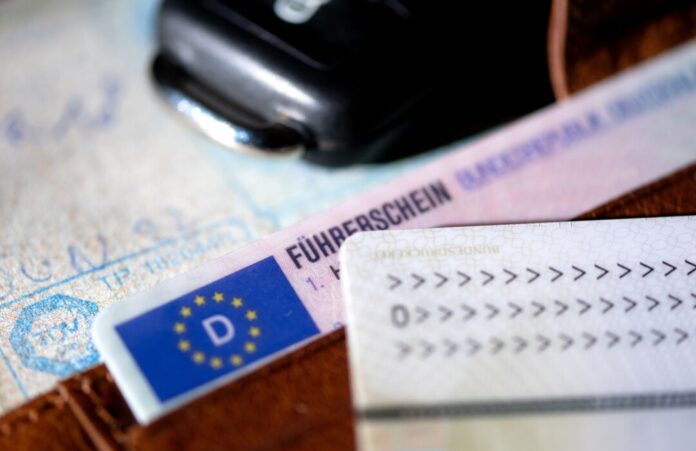 Führerschein Weißes Pulver auf der Plastikkarte hat einem Autofahrer viel Ärger eingebrockt. (Symbolfoto)