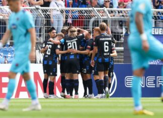Paderborn jubelt über einen Treffer bei Viktoria Köln.