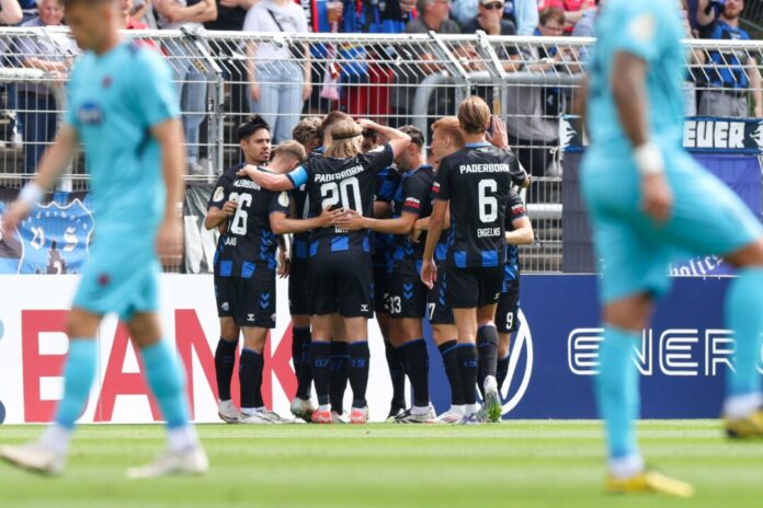 Paderborn jubelt über einen Treffer bei Viktoria Köln.