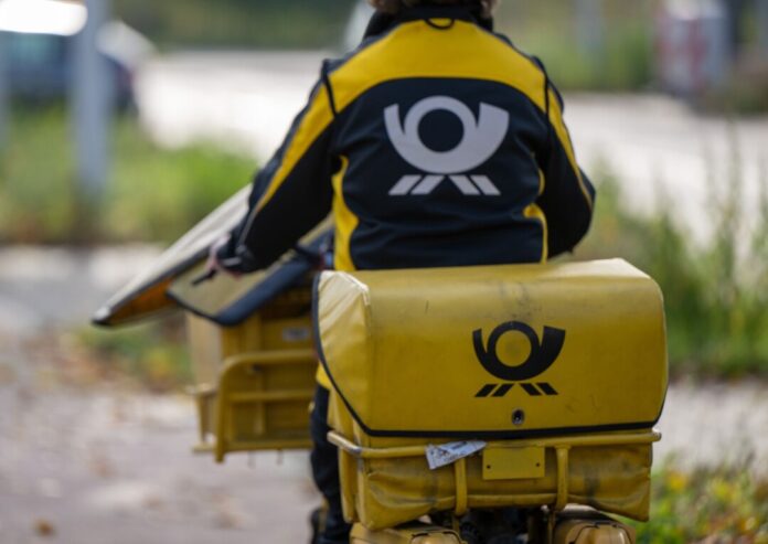 Deutsche Post Mit dem Versand von Paketen und Briefen in Deutschland hat der Logistikkonzern DHL im ersten Halbjahr deutlich mehr verdient als im Vorjahreszeitraum. (Archivbild)
