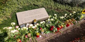 Gedenken an die Opfer des Terroranschlags vor einem Jahr an der Gedenktafel. 