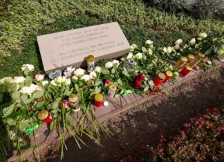 Gedenken an die Opfer des Terroranschlags vor einem Jahr an der Gedenktafel. 