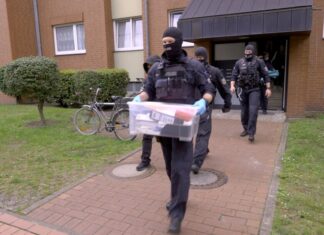 Schlag gegen chinesische Schleuserbande: Die Polizei rückt zu Durchsuchungen in Hannover und mehreren anderen Städten aus. 