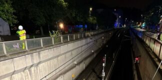 Ungewöhnlicher Polizeieinsatz in Duisburg: Ein Auto stürzte fast sechs Meter tief in einen U-Bahnschacht.