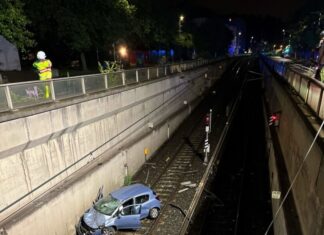 Ungewöhnlicher Polizeieinsatz in Duisburg: Ein Auto stürzte fast sechs Meter tief in einen U-Bahnschacht.