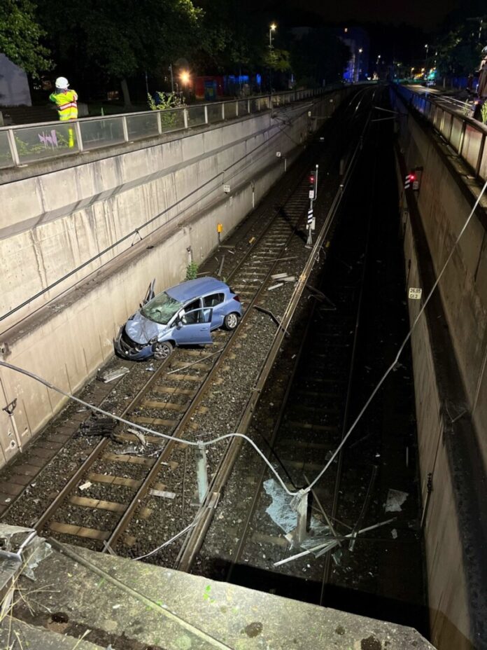 Ungewöhnlicher Polizeieinsatz in Duisburg: Ein Auto stürzte fast sechs Meter tief in einen U-Bahnschacht.