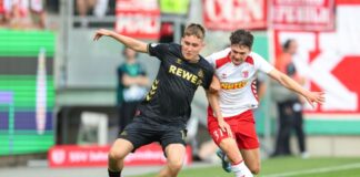 Köln-Neuzugang Isak Johannesson kämpft gegen Regensburg Leo Mätzler um den Ball.
