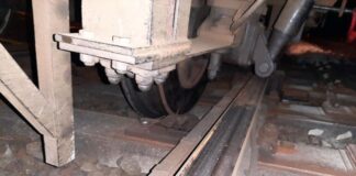 Neben der Schiene statt darauf: Ein Bauzug-Waggon ist am Mittwochabend in Hagen-Vorhalle an einer Weiche entgleist.