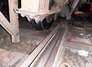 Neben der Schiene statt darauf: Ein Bauzug-Waggon ist am Mittwochabend in Hagen-Vorhalle an einer Weiche entgleist.