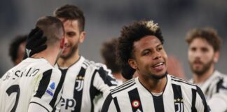 Weston McKennie (r) von Juventus Turin soll am Rande eines Serie-A-Spiels rassistisch beleidigt worden sein.